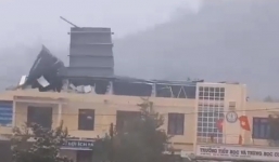 Cuồng phong số 9 sầm sập đổ bộ vào Quảng Ngãi, thổi bay cả nóc một trường học 