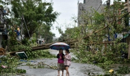 Báo nước ngoài nói về bão số 9 tại Việt Nam: 'Cuồng phong mạnh nhất 10 năm đã va phải một quốc gia kiên cường'