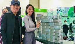 Công Vinh tháp tùng Thủy Tiên đến ngân hàng, than đếm tiền liệt cả tay cho 13.000 người dân