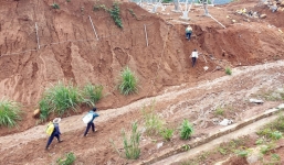 Ấm lòng hình ảnh dân quân cõng gạo, băng rừng vượt hiểm nguy đi tiếp tế cho vùng sạt lở