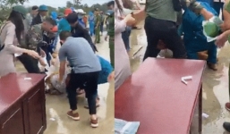 Hành trình viện trợ miền Trung của Thủy Tiên liên tục gặp sự cố: Chen lấn xô đẩy, có người đã bị ngất