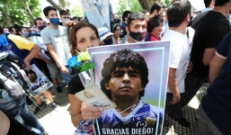 Biển người đưa tiễn Maradona về nơi an nghỉ cuối cùng: Nước mắt và máu đã đổ