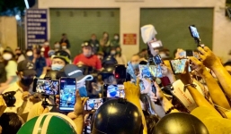 Đám đông chen nhau livestream, vứt cả liêm sỉ để câu like tại đám tang Chí Tài khiến Trấn Thành nổi cơn lôi đình