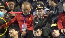 Được HLV Park Hang Seo tặng thanh socola, anh công an ăn dấm dúi khiến dân tình thi nhau xin info