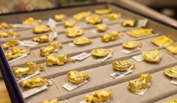 Cập nhật bảng giá vàng mới nhất hôm nay 2/1: Tiếp đà kỷ lục, chinh phục mốc mới