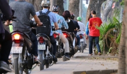 Hà Nội yêu cầu xử phạt nghiêm xe máy đi trên vỉa hè