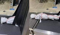 Cả sân bay nhốn nháo vì gói hàng màu trắng hình thù kỳ dị, mở ra mới thấy thở phào nhẹ nhõm 