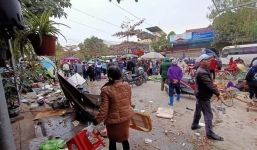 Hải Phòng: Ô tô mất lái lao vun vút vào chợ, đâm đổ hàng loạt xe khiến nhiều người bị thương 