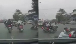 Hà Nội: Hàng loạt xe máy đồng loạt ngã ra giữa phố đầy khó hiểu, nguyên nhân vụ việc  làm dân mạng đau đầu