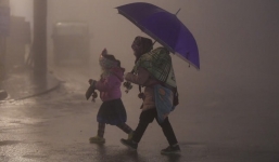 Trẻ em bán hàng rong run rẩy chèo kéo khách trong cái lạnh âm độ C, Chính quyền thị xã Sapa nói gì? 