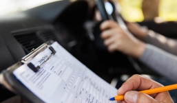 Thanh niên thi lấy bằng lái xe 157 lần không đỗ, tốn hơn trăm triệu đồng tiền lệ phí 