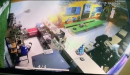 Người phụ nữ đang ôm con trong nhà bất ngờ bị 2 thanh niên lao vào đánh tới tấp