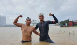 Nhân viên văn phòng và thầy giáo Việt bơi 200 km từ chân cầu Long Biên ra biển Thái Bình 
