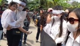 Linh Lan bị 'ruồng bỏ' sau lễ an táng của Vân Quang Long: Bố mẹ chồng không cho đi chung xe, phải ôm con lủi thủi đi bộ