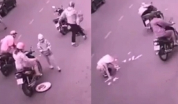 Thanh niên bị rơi 30 triệu đồng khiến người đi đường xúm lại nhặt, động thái sau đó kẻ 'hôi của' mới đáng lên án