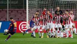 Messi sút phạt không thể cản phá, đưa Barca áp sát ngôi đầu bảng