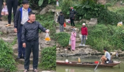 Thả cá tiễn ông Công ông Táo, người đàn ông 'cạn lời' vì 'cá tặc' đi thuyền chờ sẵn để chích điện