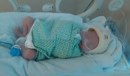 Bé trai chưa đầy 2 tuổi bị mẹ bỏ rơi vào đêm 29 Tết, xót xa dòng thông điệp trong mẩu giấy để lại 