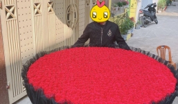 Chơi lớn để cả thiên hạ trầm trồ, thanh niên Nghệ An kết bó hoa từ 999 đóa hồng để tỏ tình dịp Valentine