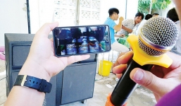 Dân tình ngày Tết chỉ ở nhà hát karaoke khiến 2 ca khúc từ thời 'ông bà anh' bất ngờ leo top trending