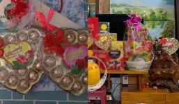 Nghi ngờ bạn trai lấy socola trên bàn thờ để tặng Valentine, cô gái đòi chia tay ngay lập tức 