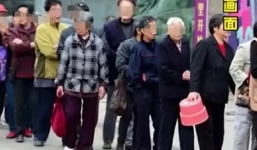 Hay tin tỷ phú lì xì cho tất cả người dân ngày Tết, hàng chục người già đứng xếp hàng để rồi nhận về sự thật đau lòng