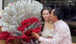 Người đàn ông tán đổ mỹ nhân chỉ bằng một bó hoa 'đặc biệt' 