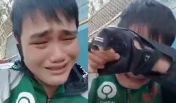 Tài xế xe ôm công nghệ khóc nức nở vì chờ khách suốt 30 phút 