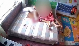 Mặc kệ con nhỏ nằm bên cạnh, cặp vợ chồng vẫn thản nhiên chùm trăn 'mây mưa' gây bức xúc