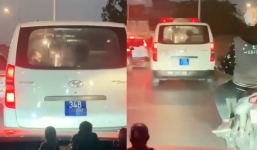 Đau lòng khoảnh khắc xe cứu thương không được nhường đường, bác sĩ hô hấp nhận tạo cho bệnh nhân trong bất lực