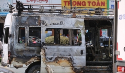 Xe chở quan tài bốc cháy dữ dội tại Đà Nẵng, hai thanh niên tự đâm vào nhau vì mải xem