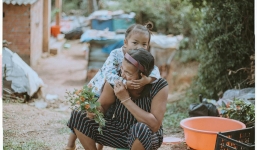 Cảm động câu chuyện người mẹ đầu óc không bình thường, phải nuôi con một mình 