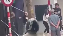 2 'nữ hiệp' túm tóc giữa phố, hàng loạt thanh niên cầm yểm trợ làm người dân toán loạn