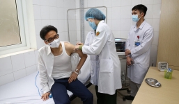 Dân mạng thích thú khi phát hiện vật dụng thân thương của Phó thủ tướng Vũ Đức Đam khi đang tiêm vắc xin phòng Covid-19