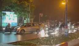 Xúc động khoảnh khắc CSGT đội mưa, đẩy ô tô giúp người dân di chuyển tại Hà Nội