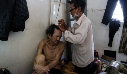 Tình bạn diệu kỳ phiên bản đời thực: Cụ ông già yếu vẫn đi lao động để nuôi bạn thân 50 năm ở Sài Gòn