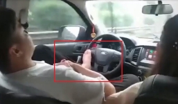 Bận 'âu yếm' bạn gái, tài xế dùng chân lái xe ô tô làm người đi đường 'đứng hình'