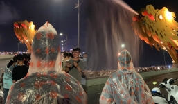 Mặc áo mưa đứng trên cầu Rồng, thanh niên bị mọi người cười chê và cái kết hả hê