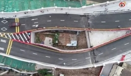 Không chịu giải tỏa, 1 ngôi nhà bị cầu cao tốc vây quanh