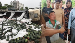 Tài xế làm lật xe chở dưa hấu xuống ruộng, người dân không hôi của còn chung tay giải cứu