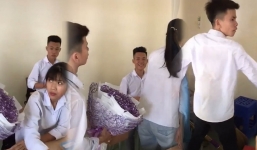 Tỏ tình bất thành, nam sinh thẳng tay vứt bó hoa vào sọt rác