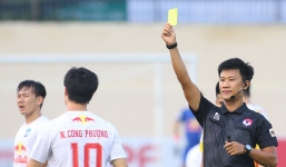 Hé lộ lý do Công Phượng thoát án phạt sau khi phản ứng với trọng tài vì nhận thẻ vàng