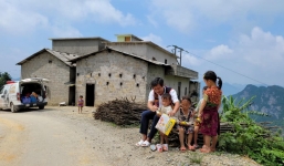 Ông Đoàn Ngọc Hải xót xa khi nhìn thấy cảnh tượng giữa trưa nắng của người phụ nữ tại Hà Giang