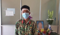 Chiến sĩ đang chống dịch Covid-19 nhận tin mẹ qua đời: Không thể nhìn mẹ lần cuối, đành vái vọng trong khu cách ly