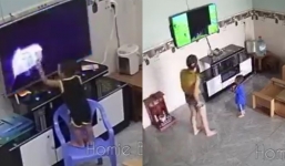 Bé trai hai lần khiến phụ huynh phải thay TV mới trong 2 tháng: Bố mẹ xem camera chỉ biết kêu trời