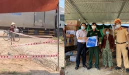 Giữa trưa, bà cụ 87 tuổi đội nắng đạp xe chở nước tặng cán bộ tuyến đầu chống dịch