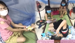 Bố qua đời, mẹ và anh trai cũng nhiễm Covid-19: Hai bé gái tự nương tựa vào nhau trong khu cách ly