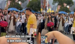 3 lần ép bạn gái phải nhận hoa tỏ tình, anh chàng nhận kết cục bẽ bàng giữa phố đông