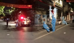 Cả vợ và chồng đều mắc Covid-19, lực lượng chức năng đưa đi điều trị thì cố thủ trong nhà suốt 2 tiếng