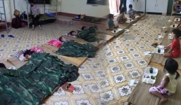 Xót xa hình ảnh các em bé ở Điện Biên đi cách ly chẳng có dép để mang, trên người có mỗi bộ quần áo